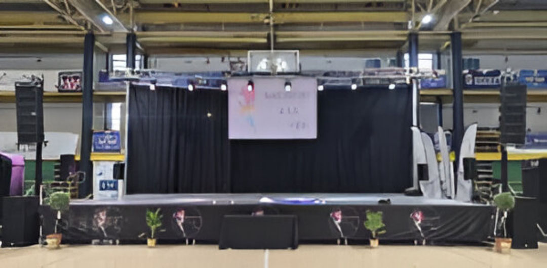 Contaremos con un escenario de 120m2, ancho 12m fondo 10m. Dos entradas laterales con cajas escénicas. Equipo de sonido 2 Alpha, X air + 2 MIc + 2 Mon2. Equipo de Luces: Puente trasero + 8 Led.